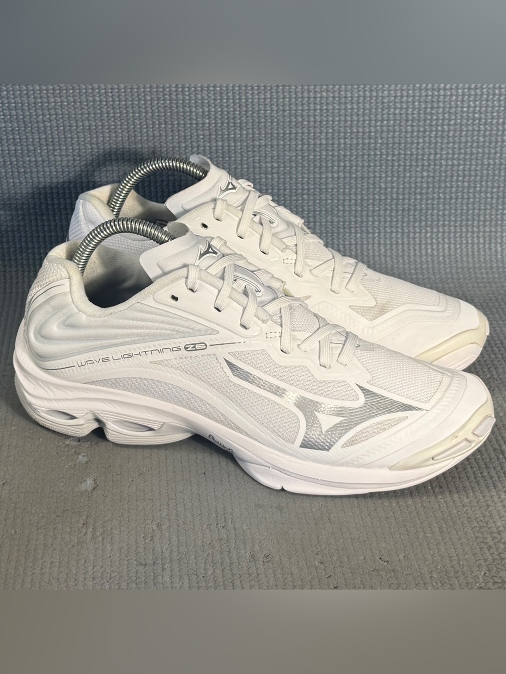 Mizuno Women's Wave Lightning Z6 Volleyball Shoes Size 9.5 White